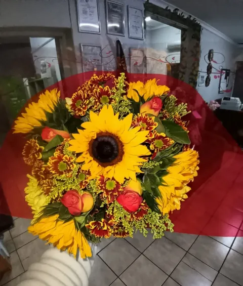 Sunflower and rose bouquet