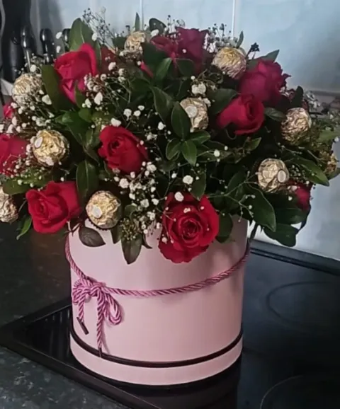 Large hat box with roses and Ferrero rocher